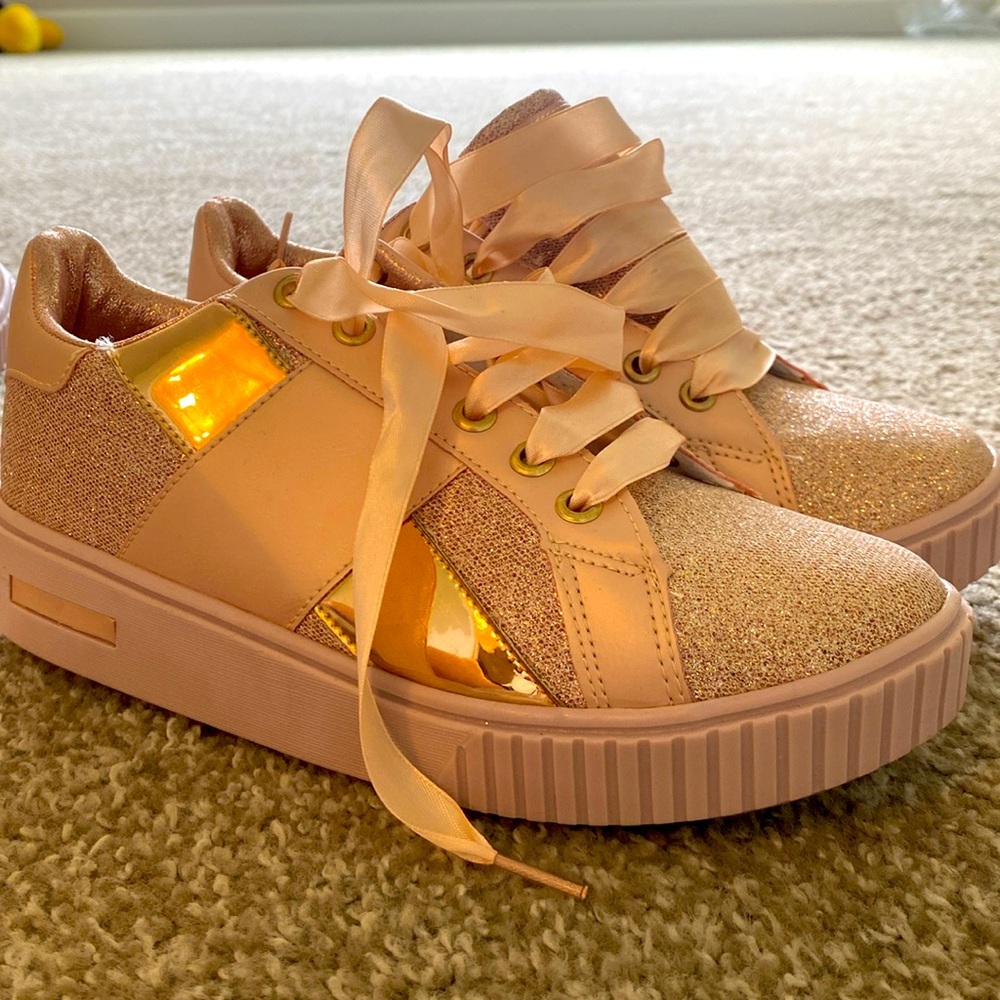 NEW Adorable glam and shiny sneakers made in Mexico